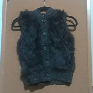 Faux fur sleeveless blazer.